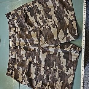 Savane cargo mens shorts. 6 pockets. Elastic waist on sides. Camo print. Size 40